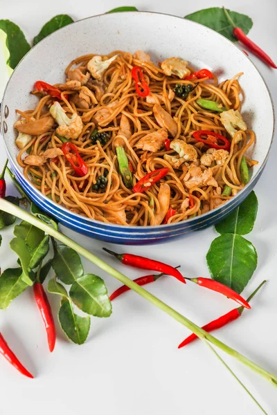 Comida tradicional de cocina asiática picante: wok stir espaguetis fritos con pollo frito — Foto de Stock