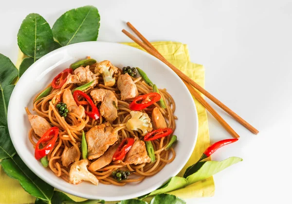 Comida tradicional de cocina asiática picante: wok stir espaguetis fritos con pollo frito — Foto de Stock