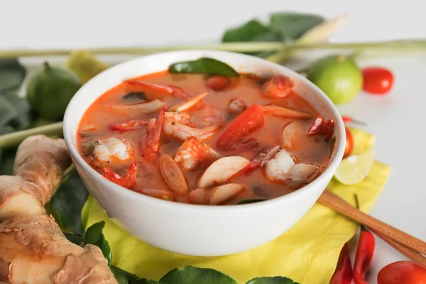 Thai Tom Yum Goong oder würzige Tom Yum Suppe mit Garnelen Shrimps — Stockfoto