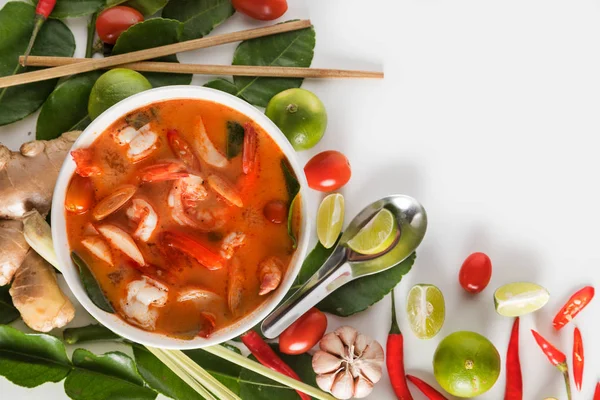 Thai Tom Yum Goong o sopa de tom yum picante con camarones camarones — Foto de Stock