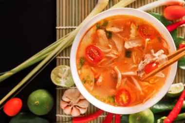 Tom Yum Gai veya baharatlı tom yum çorba, tavuk - otantik Tay 