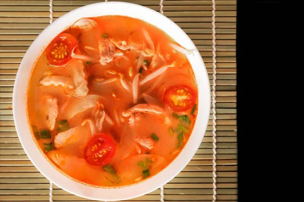 Tom Yum Gai или острый том вкусный суп с курицей - подлинный тайский — стоковое фото