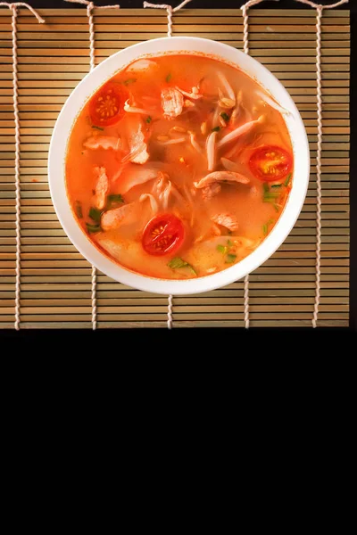 Tom Yum Gai o sopa de tom yum picante con pollo - Auténtico tailandés — Foto de Stock