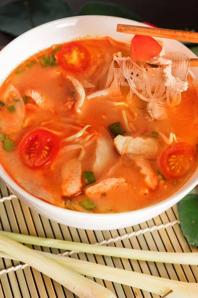 Tom Yum Gai or spicy tom yum soup with chicken - Authentic Thai — Stock Photo, Image