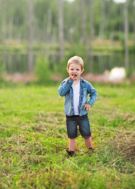 Oğlun oldu eğlenceli açık havada bir sahada