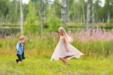 Küçük ve sarışın kız açık havada eğlenin