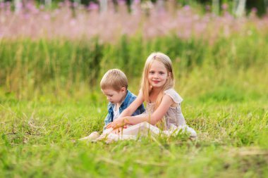 Küçük ve sarışın kız açık havada eğlenin