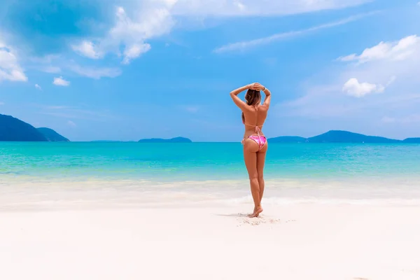 Junge Frau Steht Mit Erhobenen Händen Weißen Strand Meer — Stockfoto