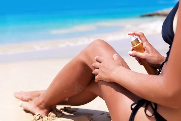 Jovem Muito Magro Mulher Loira Com Protetor Solar Creme Praia — Fotografia de Stock