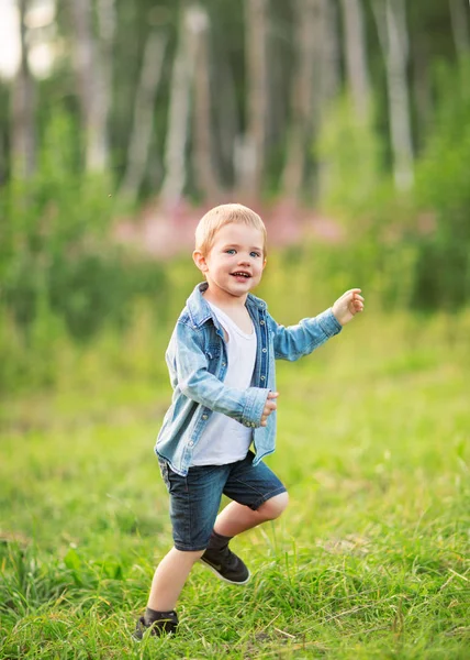 Malého Chlapce Bavit Venku Hřišti — Stock fotografie