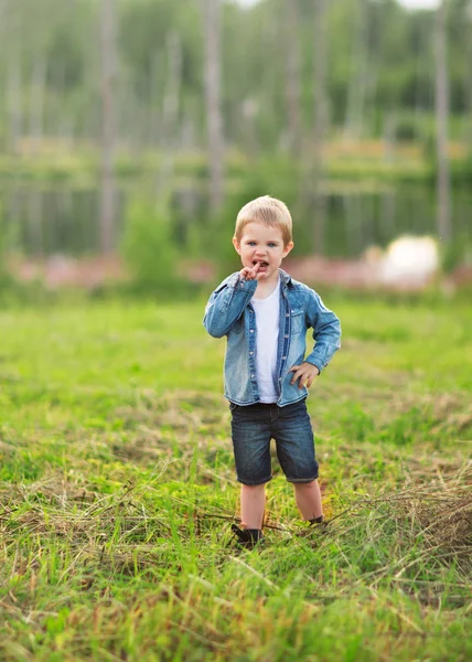 Oğlun oldu eğlenceli açık havada bir sahada
