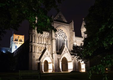 Londra, İngiltere, Birleşik Krallık'taki aydınlatma popüler turistik St Albans abbey Kilisesi gece ışıklar