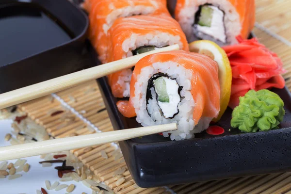 Rollos de sushi de salmón —  Fotos de Stock