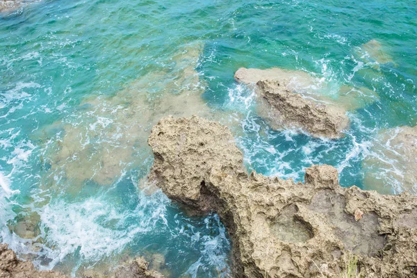 青緑色の水と遊び回るサンゴ海の海岸 — ストック写真