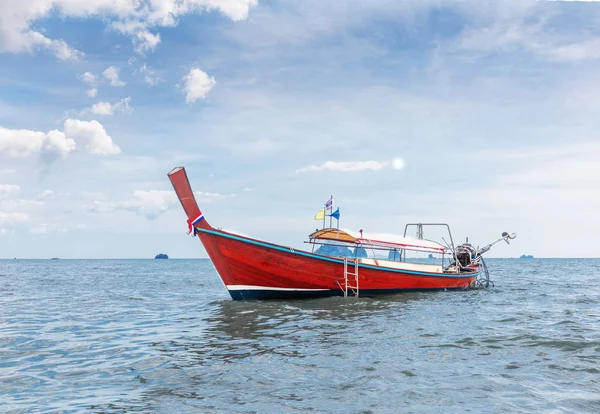 Amzing paisaje con barcos de cola larga tradicionales, mar tropical — Foto de Stock