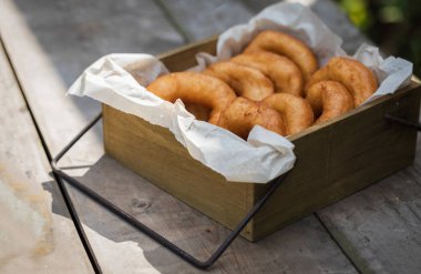 Ahşap zemin üzerine pudra şekeri krema ile ev yapımı çörek