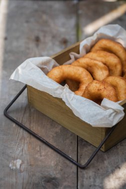 Ahşap zemin üzerine pudra şekeri krema ile ev yapımı çörek