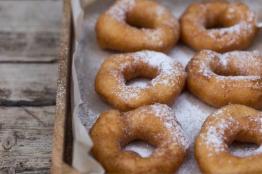 Ahşap zemin üzerine pudra şekeri krema ile ev yapımı çörek