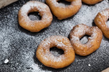 Ahşap zemin üzerine pudra şekeri krema ile ev yapımı çörek