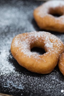 Ahşap zemin üzerine pudra şekeri krema ile ev yapımı çörek