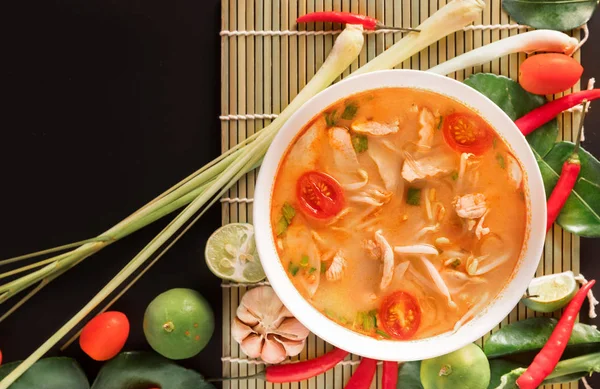 Tom Yum Gai или острый том вкусный суп с курицей - подлинный тайский — стоковое фото