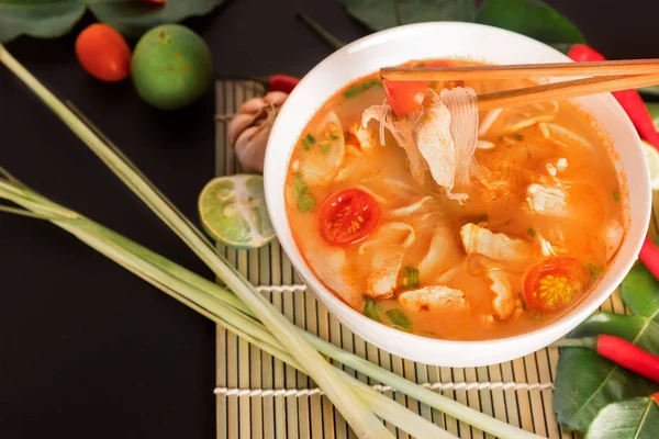 Tom Yum Gai или острый том вкусный суп с курицей - подлинный тайский — стоковое фото