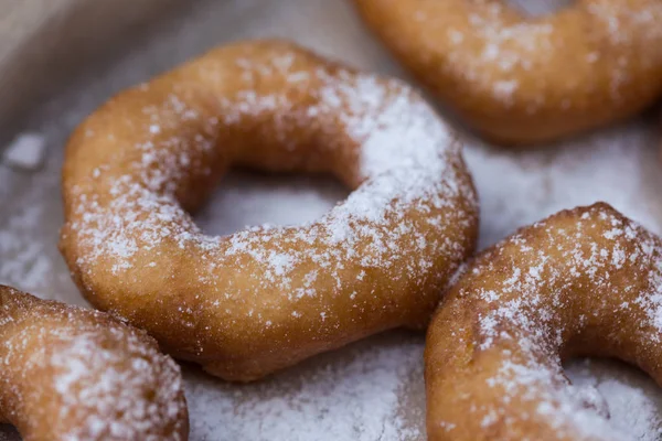 Ahşap zemin üzerine pudra şekeri krema ile ev yapımı çörek