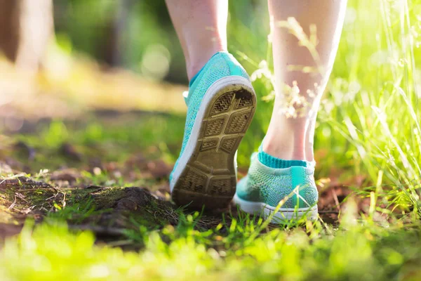 Jovem mulher correr na floresta de verão em luzes do pôr do sol — Fotografia de Stock