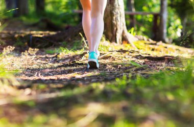 Genç kadın yaz ormanda günbatımı ışıklar çalıştırmak