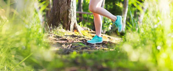 Genç kadın yaz ormanda günbatımı ışıklar çalıştırmak