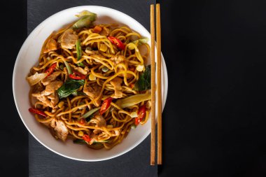 kızarmış tavuk ve Tay baharat Wok tavada yumurta noodles