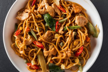 kızarmış tavuk ve Tay baharat Wok tavada yumurta noodles