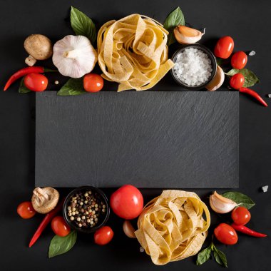 Fettuccine tagliatelle yapıştırın mantar, bitki ve baharat ile