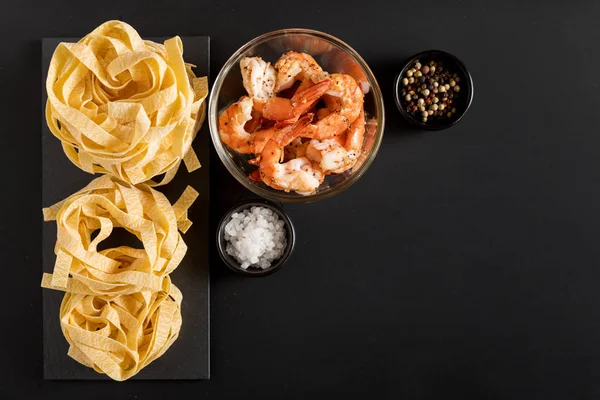 Fettuccine Tagliatelle Paste mit Garnelen Garnelen, Kräutern, Gewürzen — Stockfoto