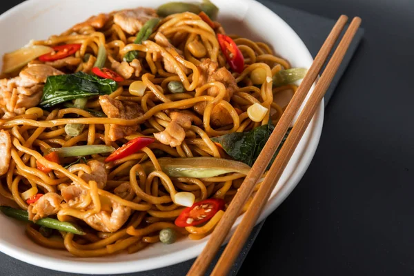 Wok fideos de huevo salteados con pollo frito y especias tailandesas Fotos de stock libres de derechos