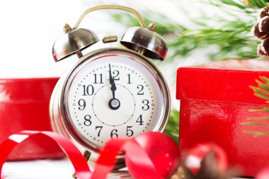 Yılbaşı yeni yıl için geri sayım. Saat ve topları ve FIR spr