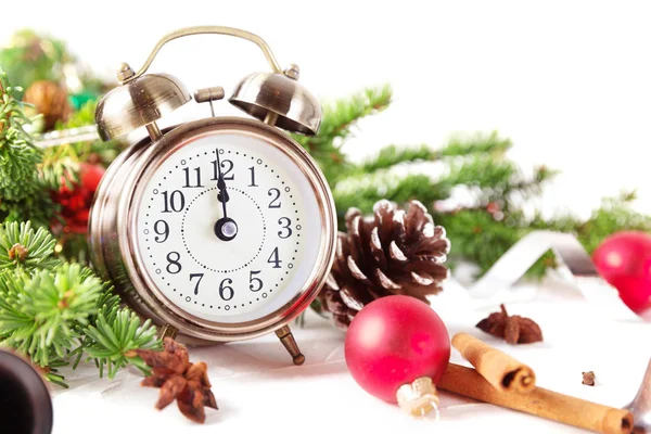 新年的圣诞倒计时。时钟和球和 fir spr — 图库照片