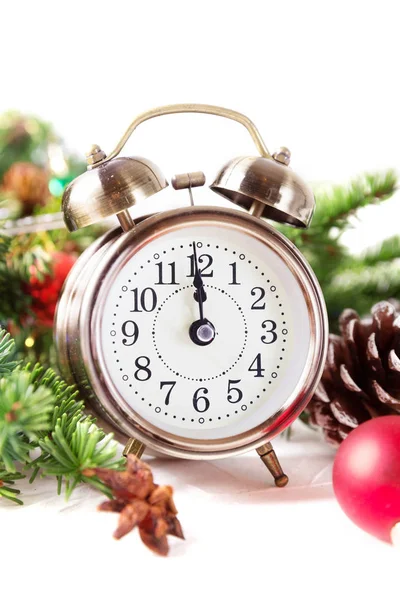 新年的圣诞倒计时。时钟和球和 fir spr — 图库照片