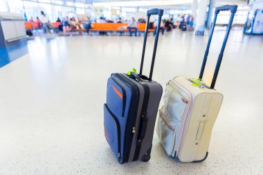 Havaalanı kalkış terminal kapısında iki Bagaj