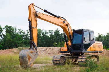 Sarı inşaat nakliye Ekskavatör kazma dünya açık havada kavramı