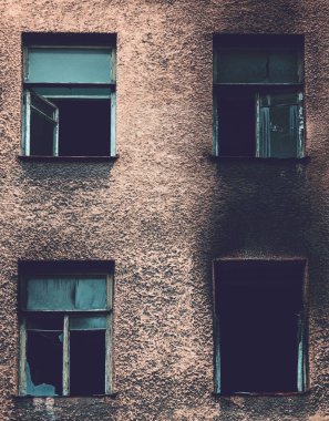 Kırık karanlık olmadan windows kavram bina yandı