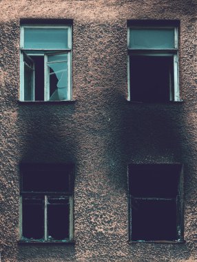 Kırık karanlık olmadan windows kavram bina yandı