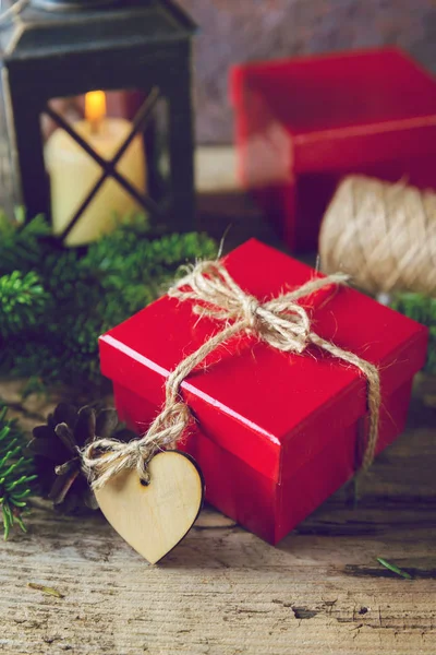 Червоне Різдво Подарункова Коробка Свічка Снігом Сосновими Паростками — стокове фото