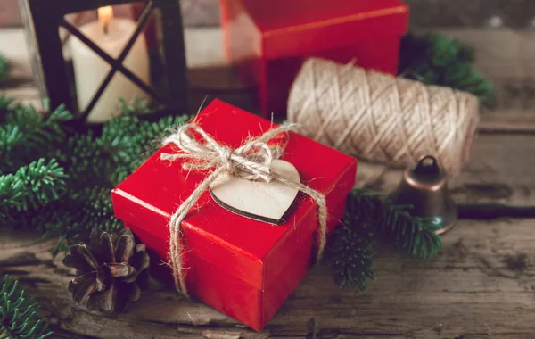 Caixa Presente Natal Vermelho Vela Com Neve Brotos Pinho — Fotografia de Stock