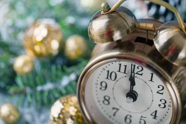 新年的圣诞节倒计时 时钟和球和冷杉云杉的分支 — 图库照片