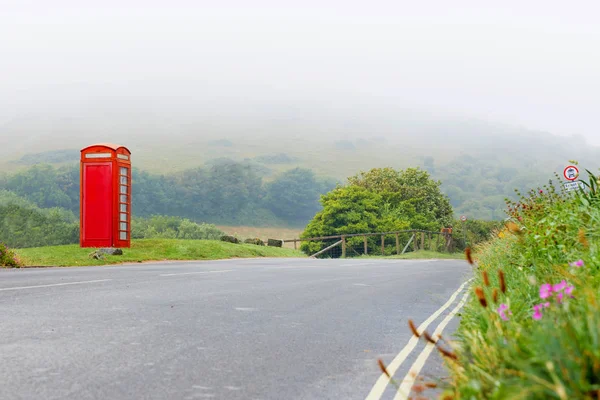 Nebbia Con Cabina Telefonica Classica Rossa Nella Nebbiosa Campagna Inglese Foto Stock