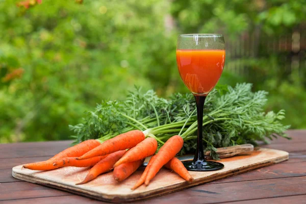 Φρέσκο Σωρό Λαχανικά Καρότο Και Χυμό Καλλιεργειών Συγκομιδή Φόντο Ξύλινη — Φωτογραφία Αρχείου