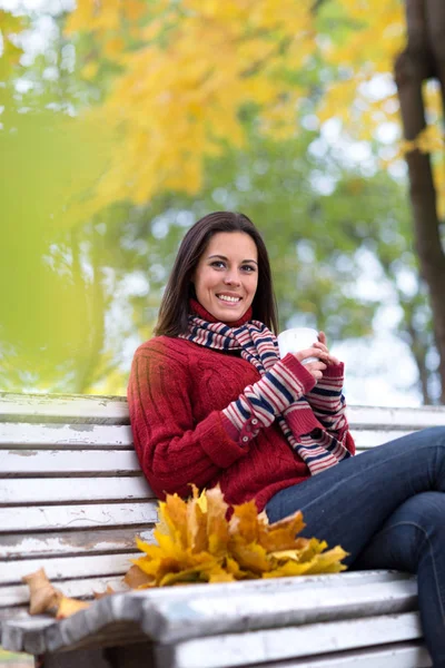 Giovane Donna Sorridente Con Tazza Parco Autunnale — Foto Stock