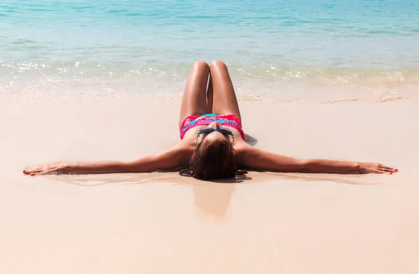 Young Pretty Slim Brunette Woman Sunglasses Getting Suntan Tropical Beach — Stock Photo, Image