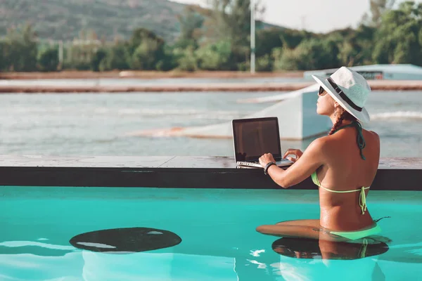 Junge Schlanke Frau Bikini Strohhut Und Sonnenbrille Arbeitet Mit Laptop — Stockfoto